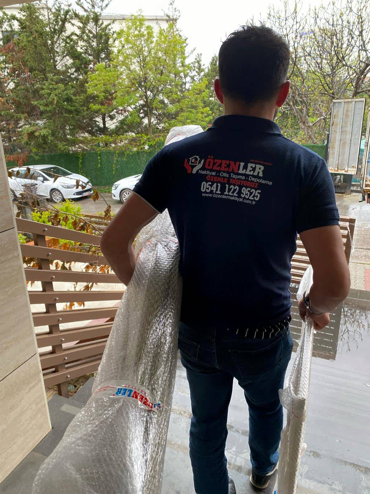 Ataşehir’de güvenli ve hızlı evden eve nakliyat. Asansörlü, sigortalı ve uygun fiyatlı taşımacılık için Özenler Evden Eve Nakliyat’ı tercih edin.